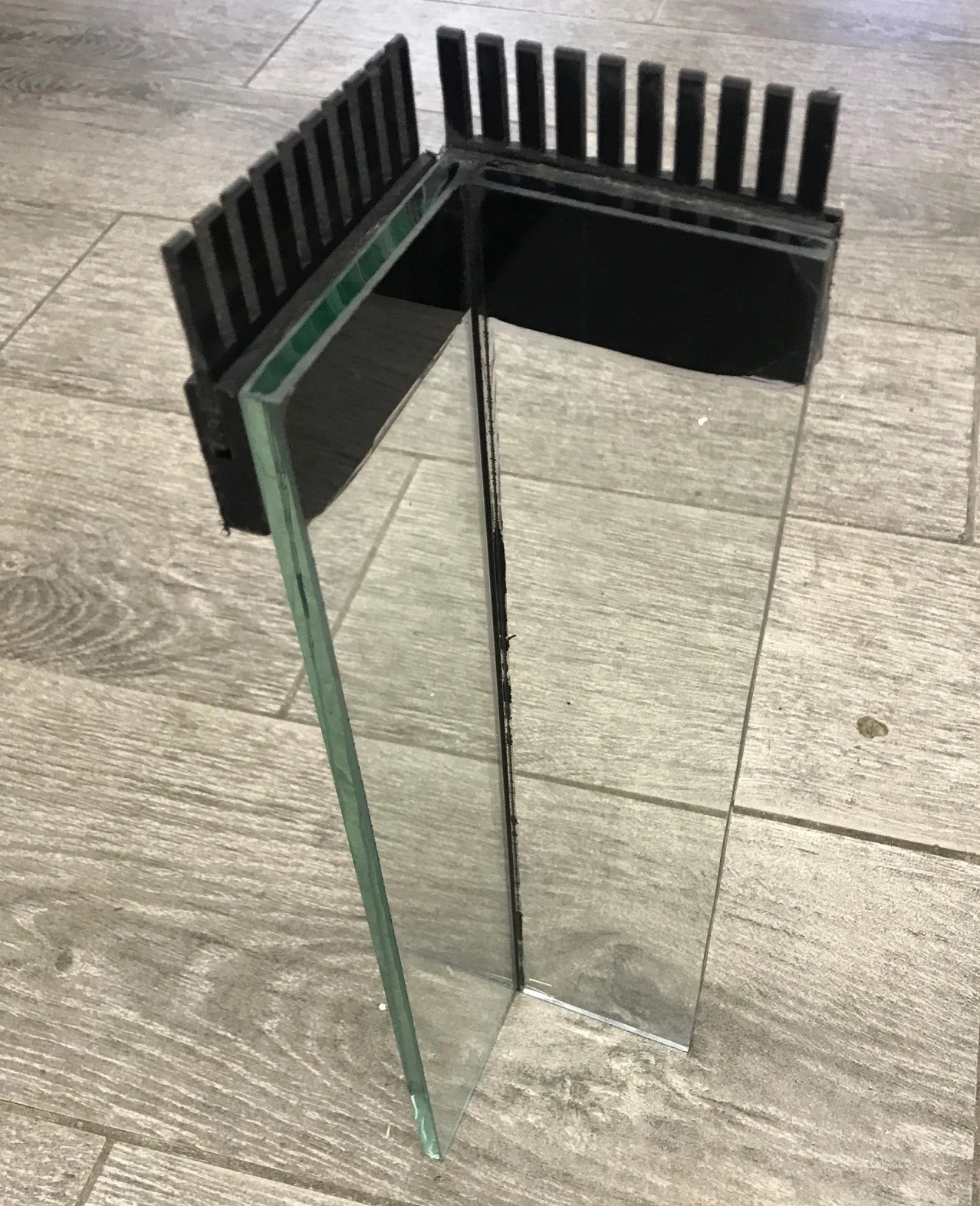 Overløbskasse med kam 8 x 8 x 36 cm